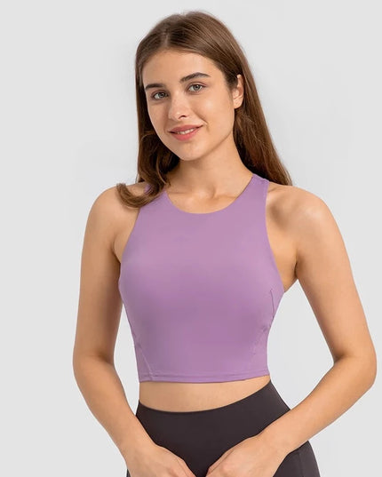 Sportowy top damski na grubszych ramiączkach o dopasowanym kroju