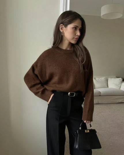 Modny sweter damski o klasycznym kroju