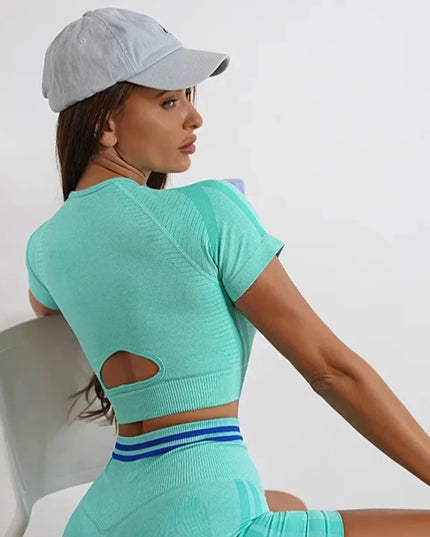 Sportowy top damski z krótkim rękawem i wycięciem na plecach