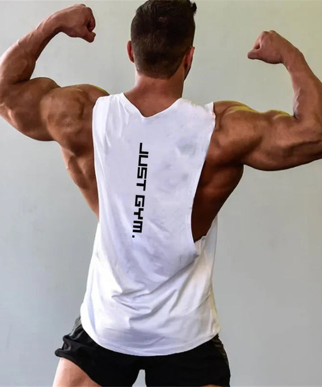 Sportowa koszulka męska z dużym wycięciem i napisem na plecach