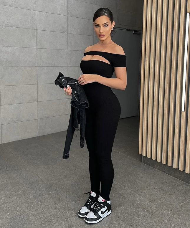 Damski kombinezon dopasowany z wycięciem