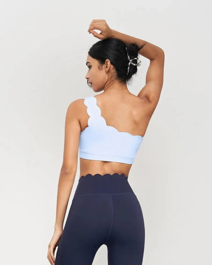 Sportowy biustonosz asymetryczny z muszelkowym wykończeniem