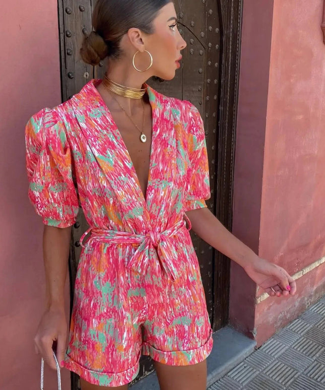 Krótki damski kombinezon z dekoltem w kształcie litery V i wiązaniem w pasie