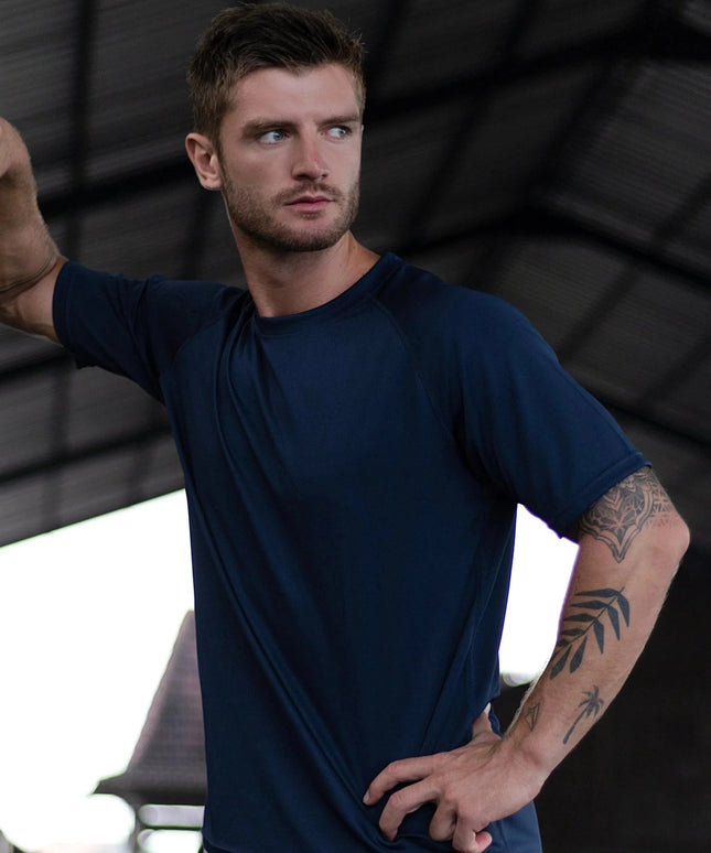 Sportowa koszulka męska o klasycznym kroju z krótkim rękawem