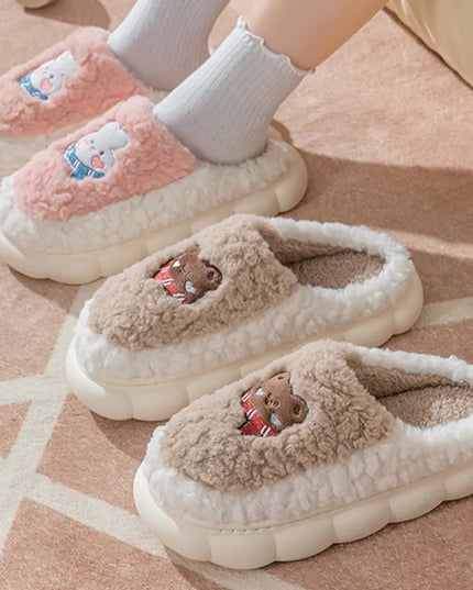 Klapki na wysokiej podeszwie z motywem misia