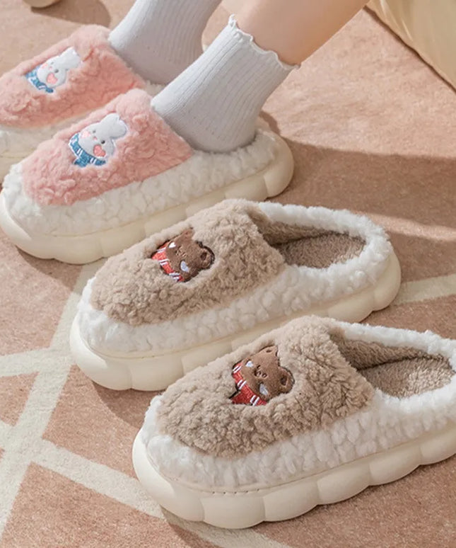 Klapki na wysokiej podeszwie z motywem misia