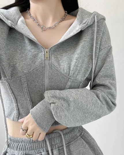 Sportowa bluza damska o krótszym kroju - z kapturem