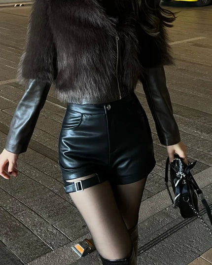 Damskie szorty z imitacji skóry z dodatkowym paskiem na nogę