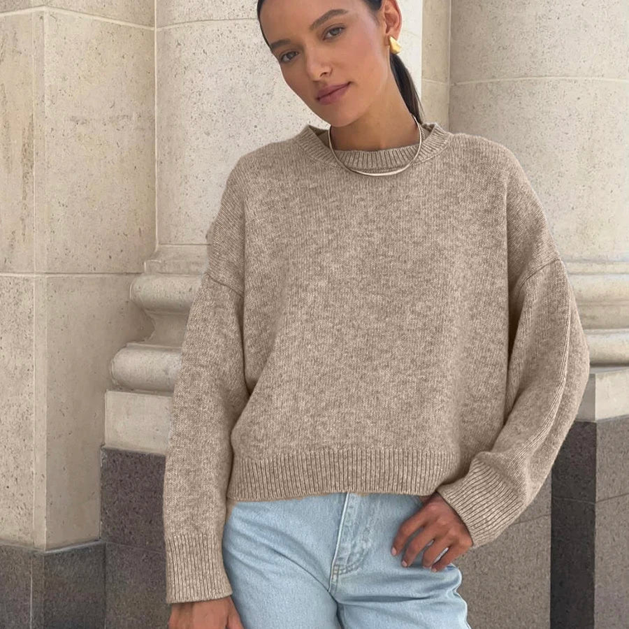 Modny sweter damski o klasycznym kroju