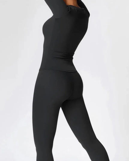 Sportowy komplet damski z koszulką z długim rękawem i legginsami