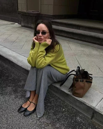 Modny sweter damski o klasycznym kroju