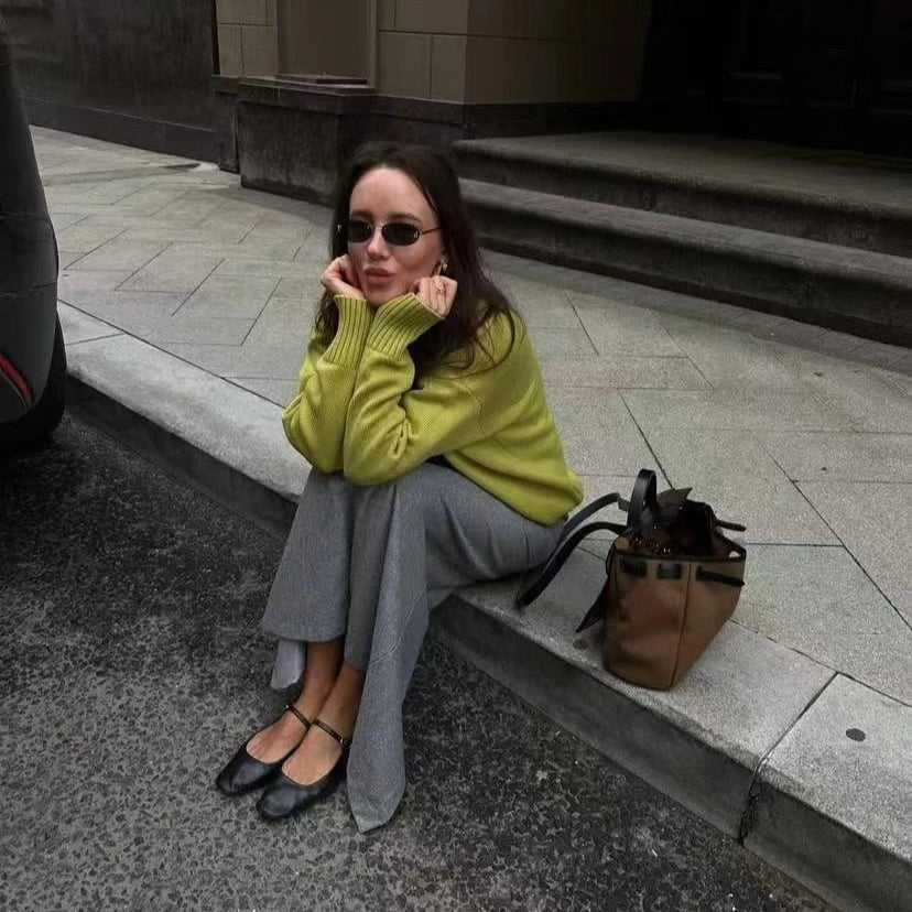 Modny sweter damski o klasycznym kroju