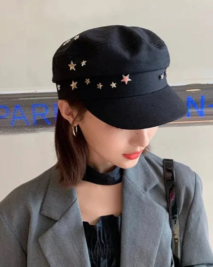 Czapka damska z małym daszkiem ozdobiona gwiazdkami