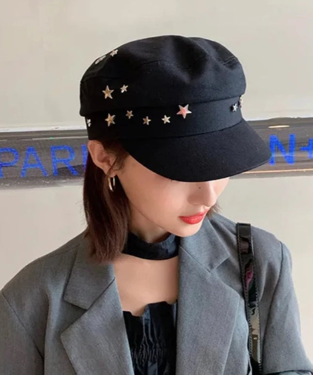 Czapka damska z małym daszkiem ozdobiona gwiazdkami