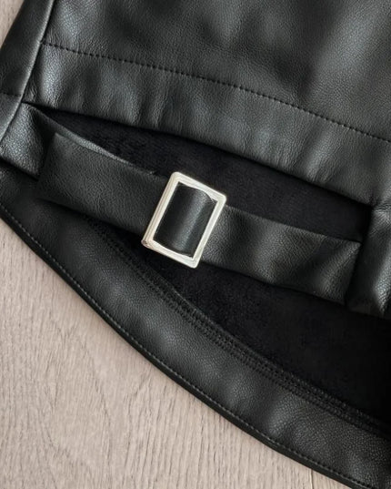 Damskie szorty z imitacji skóry z dodatkowym paskiem na nogę