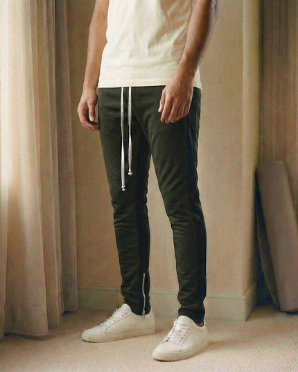 Sportowe dresy męskie z ozdobnym lampasem i suwakiem na nogawce