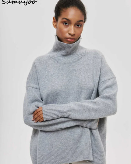 Damski sweter dziergany golf oversize – luźny krój