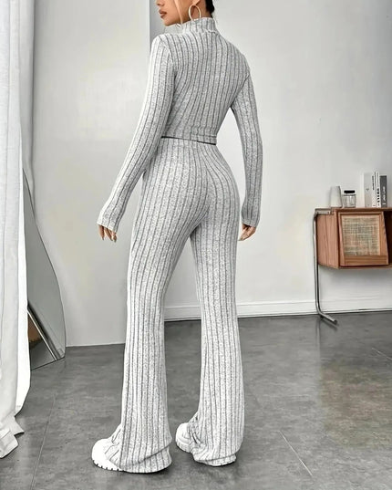 Komplet damski prążkowany z topem typu golf i szerokimi spodniami