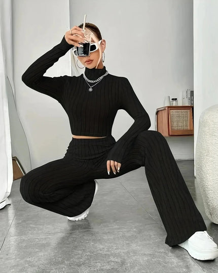 Komplet damski prążkowany z topem typu golf i szerokimi spodniami