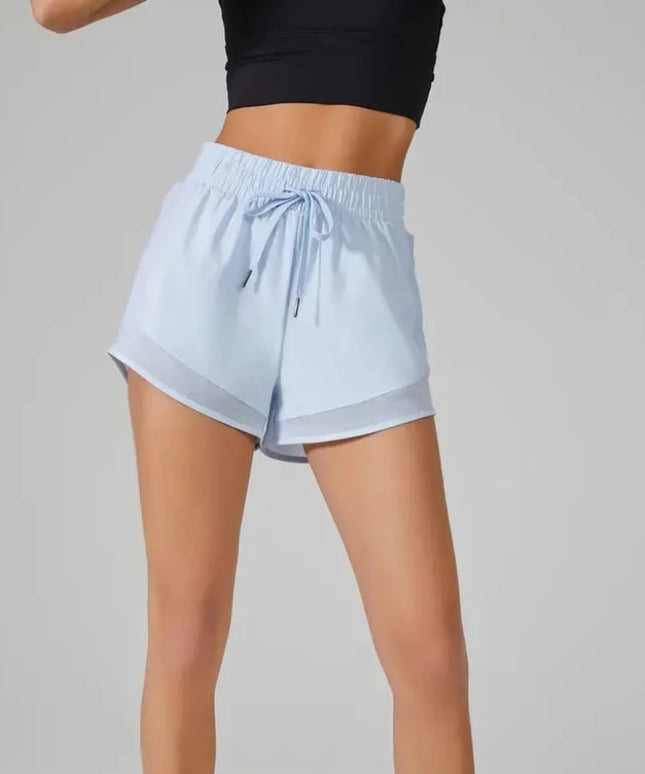 Sportowe szorty damskie z kieszeniami - wiązane w pasie
