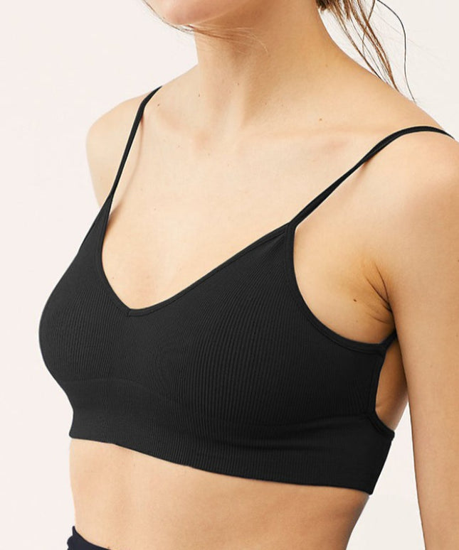 Sportowy biustonosz z dużym dekoltem na plecach i regulowanymi ramiączkami