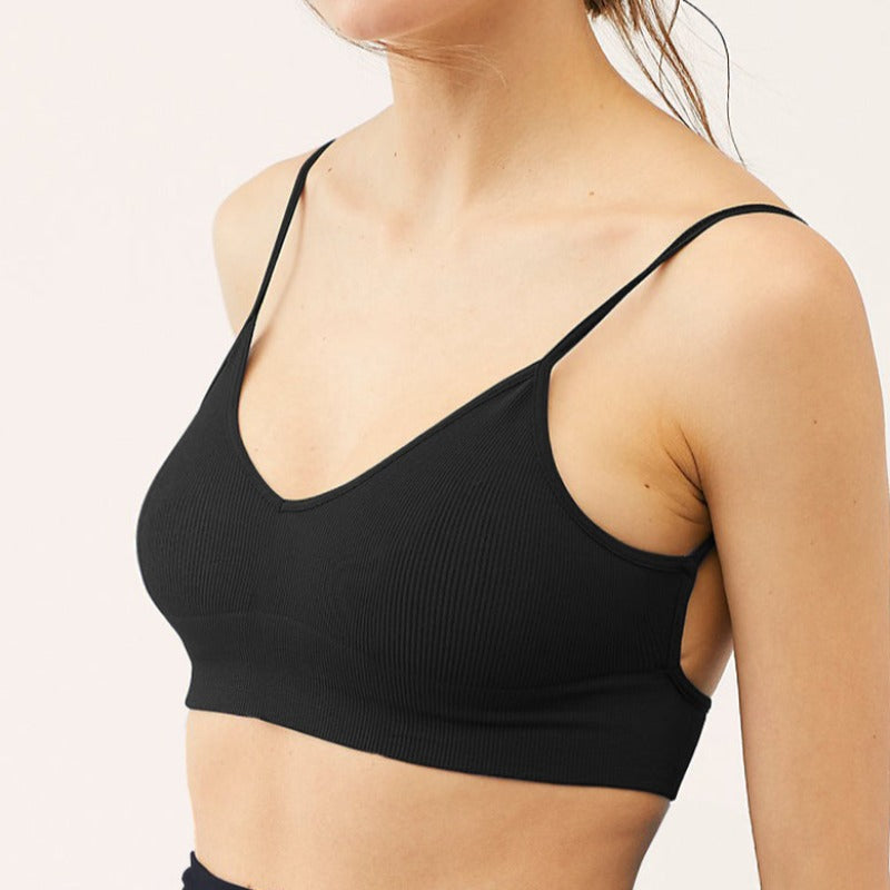 Sportowy biustonosz z dużym dekoltem na plecach i regulowanymi ramiączkami