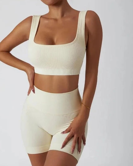 Sportowy komplet damski prążkowany - biustonosz i krótkie legginsy z wysokim stanem