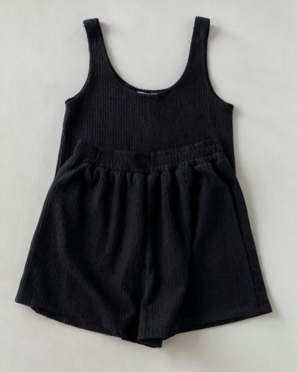 Komplet damski w stylu basic z prążkowanego materiału - top i szorty