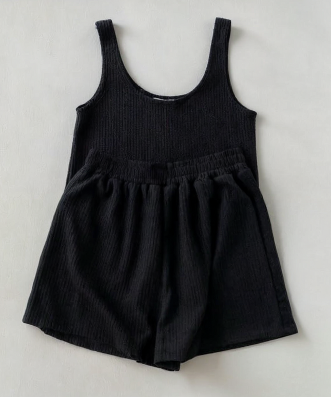 Komplet damski w stylu basic z prążkowanego materiału - top i szorty