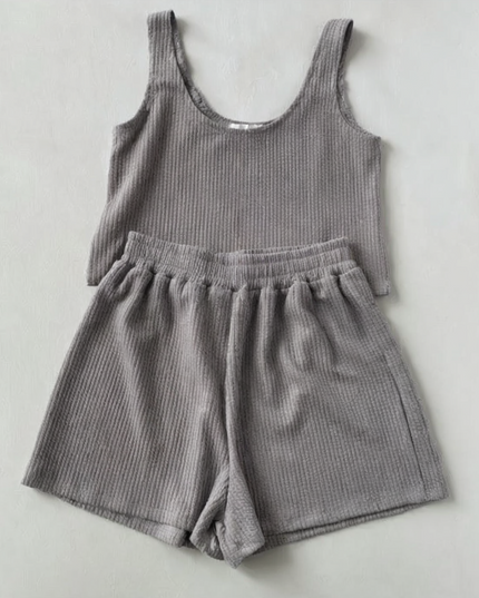 Komplet damski w stylu basic z prążkowanego materiału - top i szorty