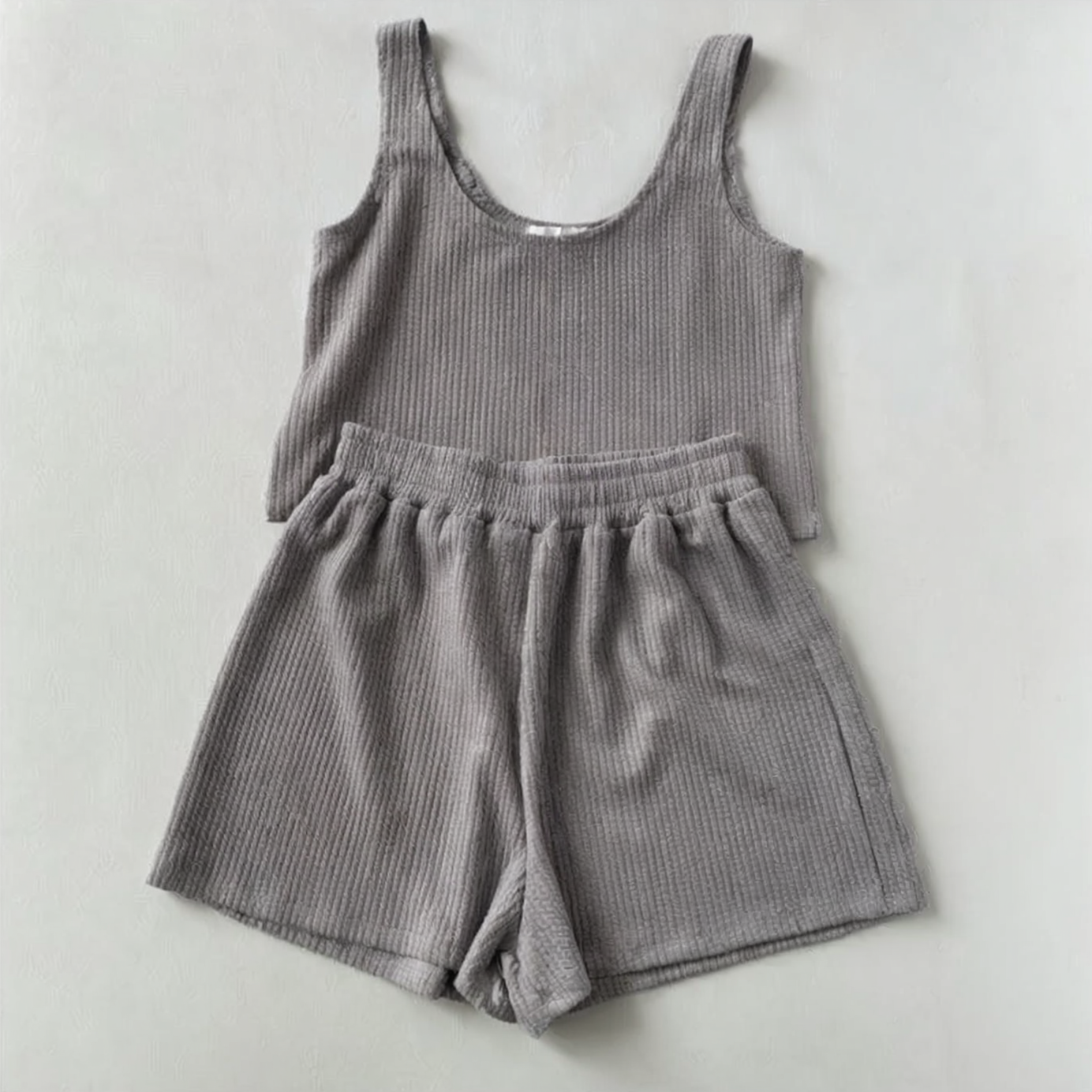 Komplet damski w stylu basic z prążkowanego materiału - top i szorty
