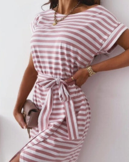 Sukienka midi w paski z rozcięciem na dole