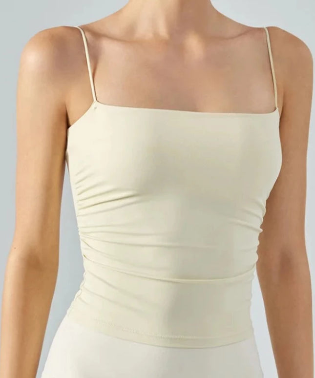 Sportowy top damski o bardzo dopasowanym kroju, na cienkich ramiączkach