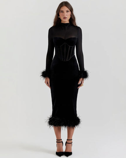 Sukienka midi dopasowana z piórami