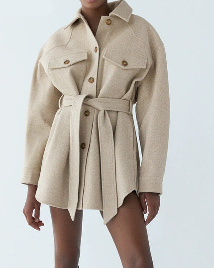 Damski płaszcz o koszulowym kroju