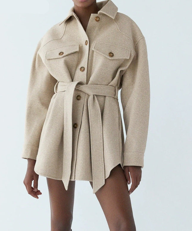 Damski płaszcz o koszulowym kroju