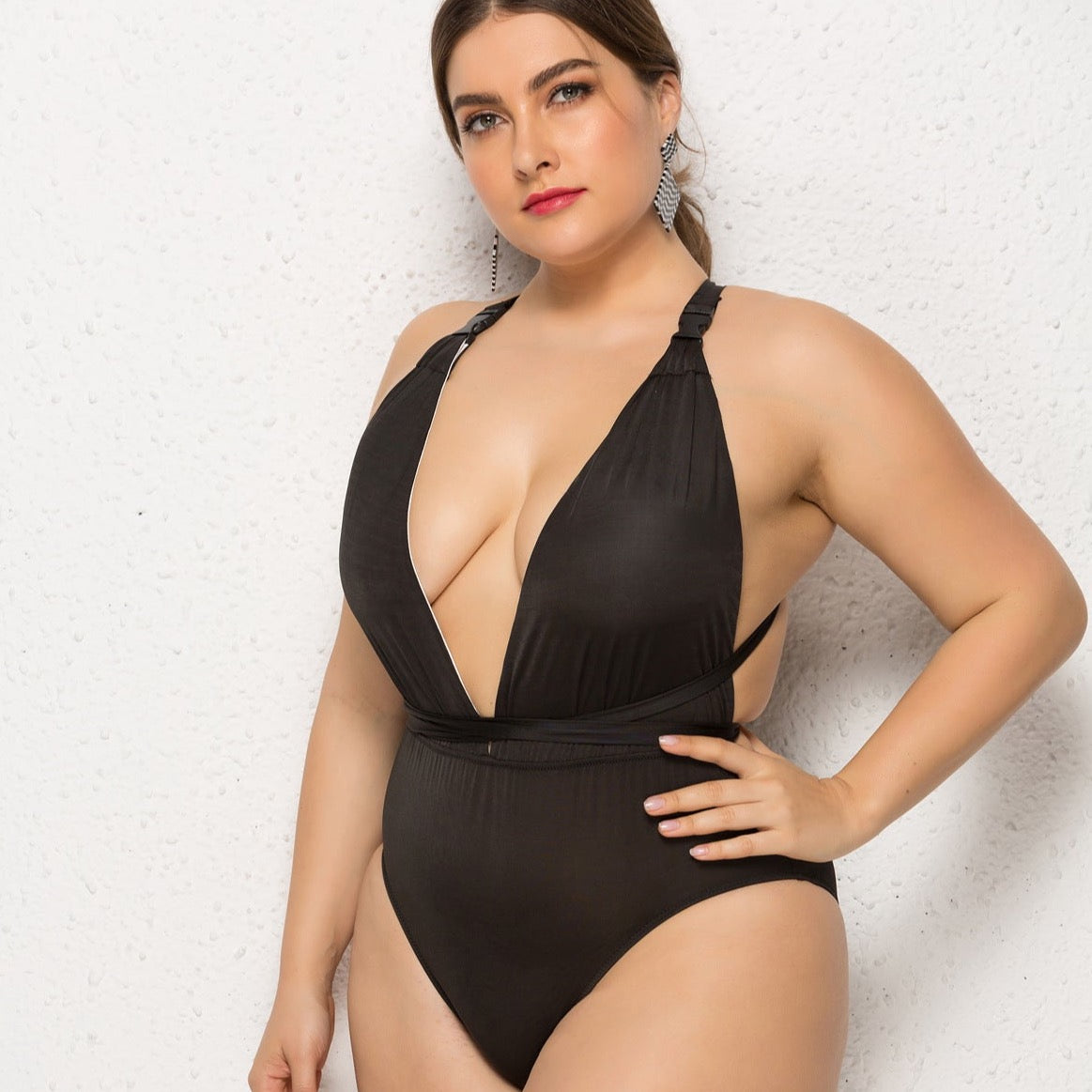 Jednoczęściowy strój kąpielowy plus size mocno wycięty