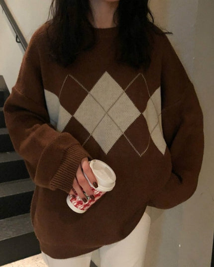 Damski sweter dziergany z ozdobnym wzorem