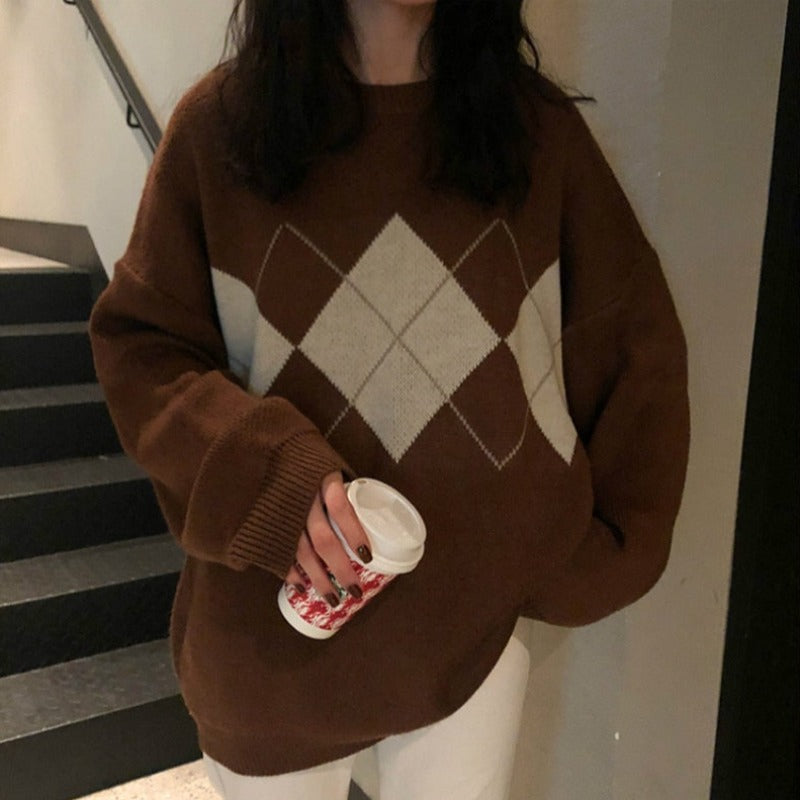 Damski sweter dziergany z ozdobnym wzorem