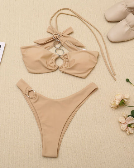 Dwuczęściowy strój kąpielowy z ozdobnymi łączeniami