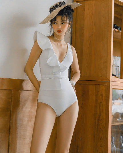 Jednoczęściowy strój kąpielowy z asymetryczną falbanką zabudowany