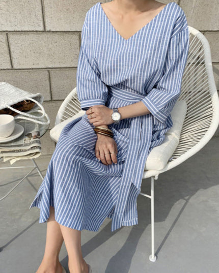 Sukienka długa w paski z dekoltem w kształcie V