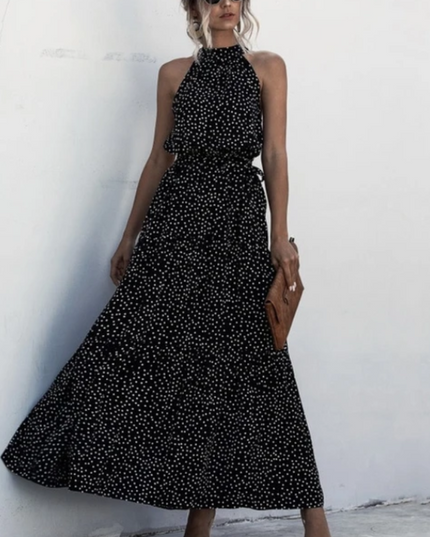 Sukienka maxi w kropki z wiązaniem w pasie