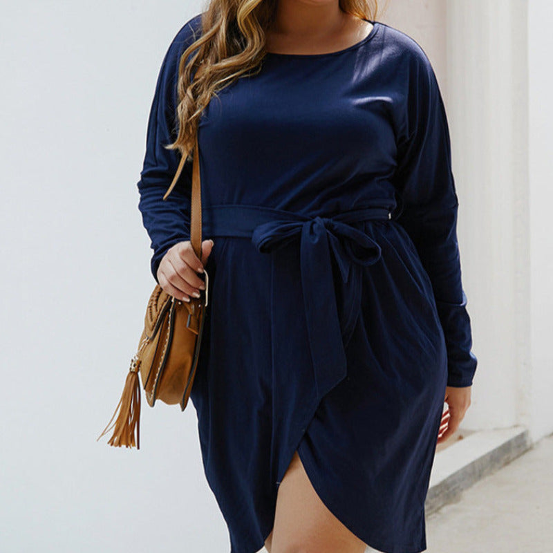 Sukienka plus size z długimi rękawami i wiązaniem w pasie