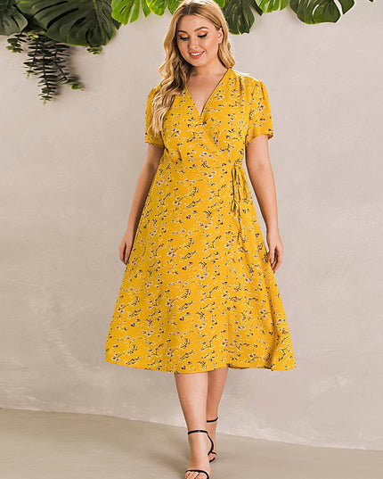 Sukienka plus size wiązana w pasie