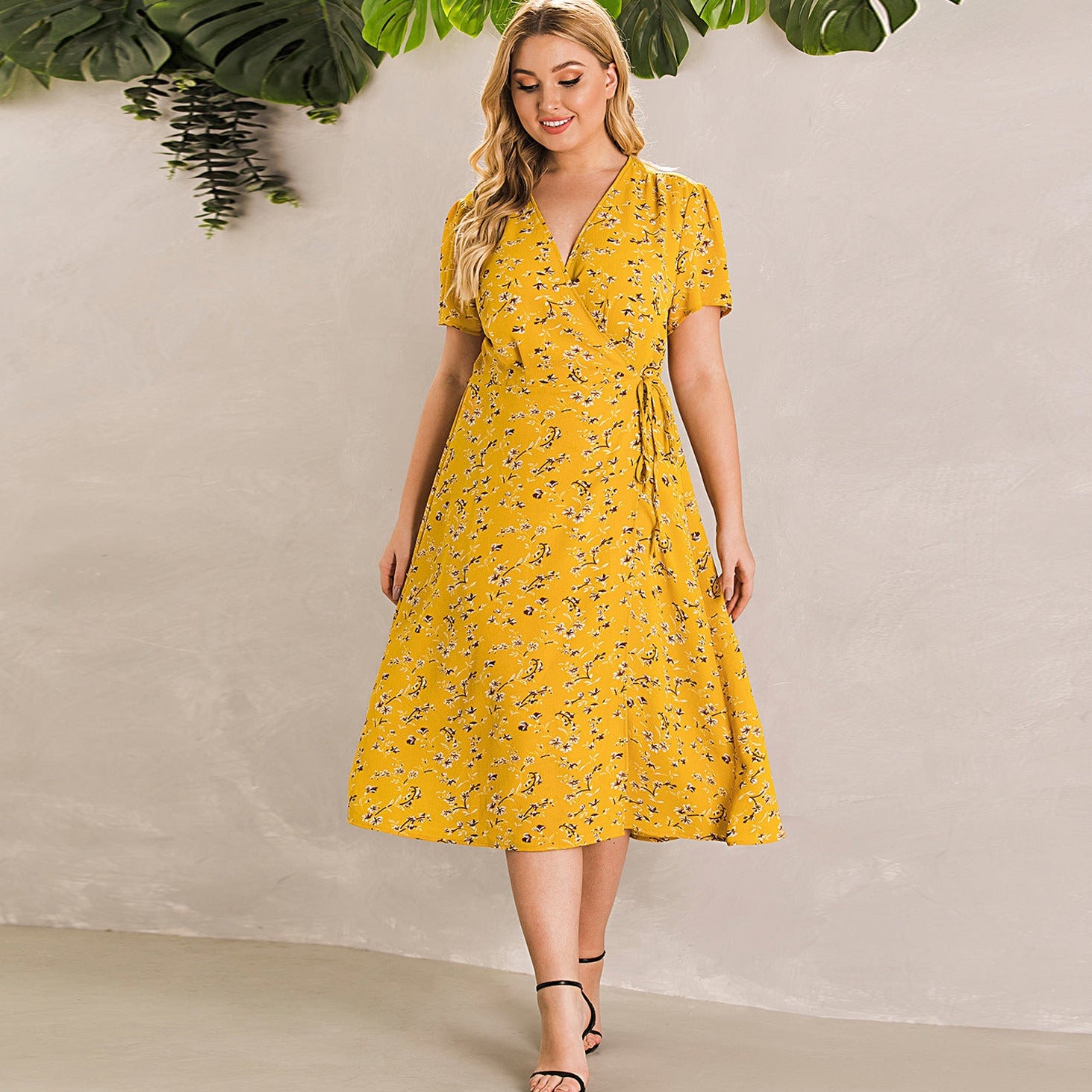 Sukienka plus size wiązana w pasie