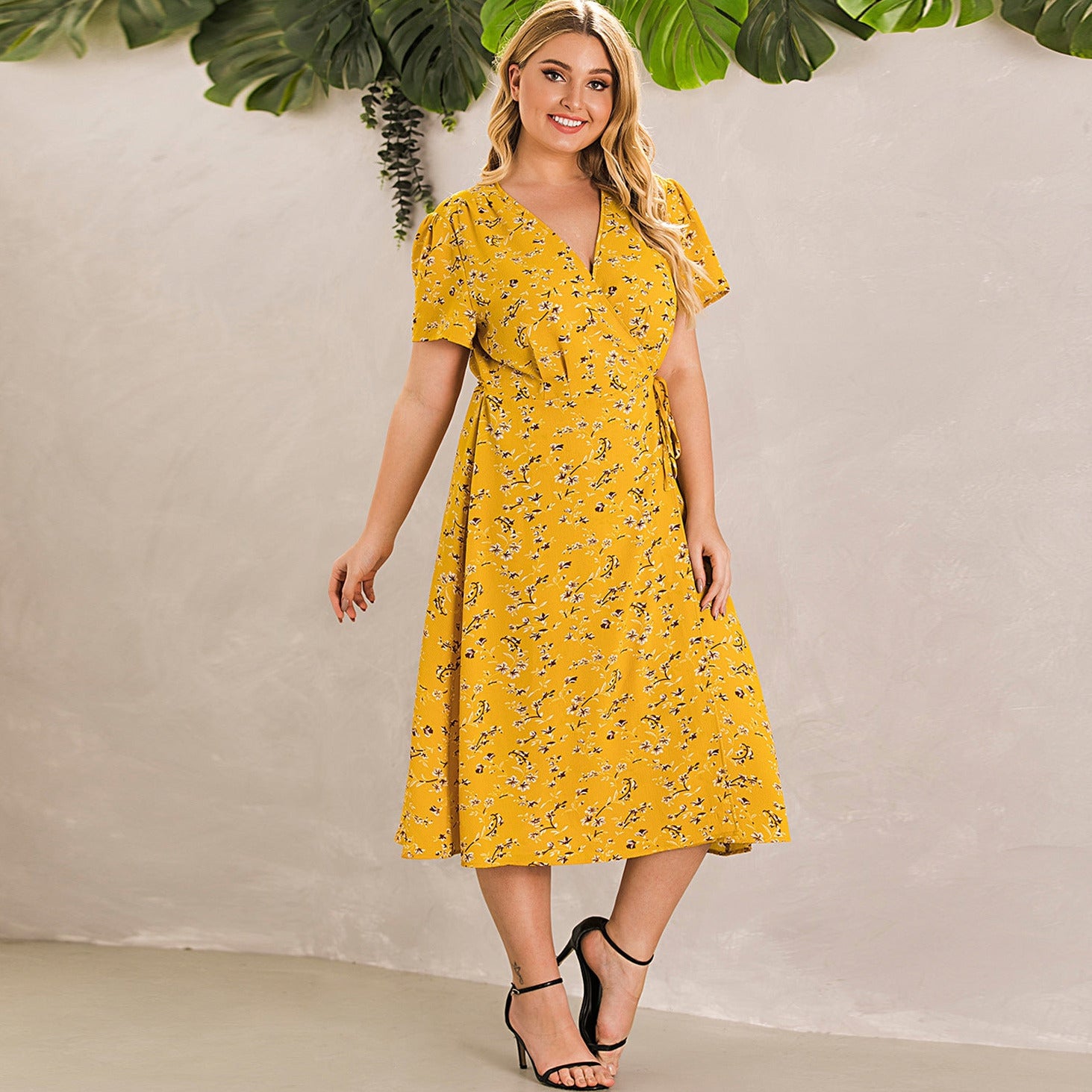 Sukienka plus size wiązana w pasie