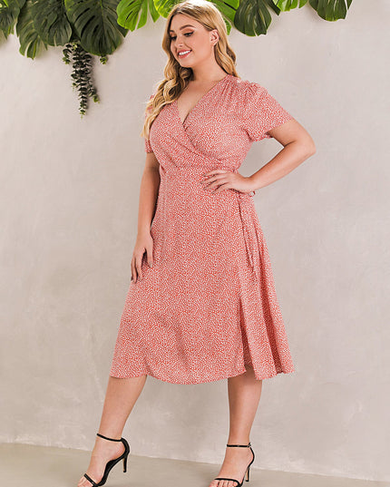 Sukienka plus size wiązana w pasie