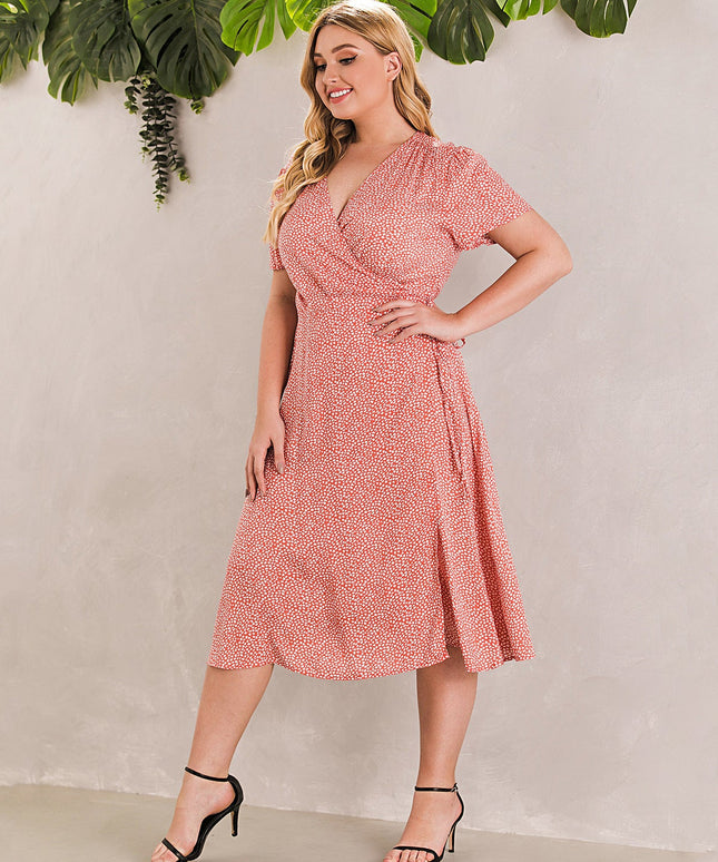 Sukienka plus size wiązana w pasie