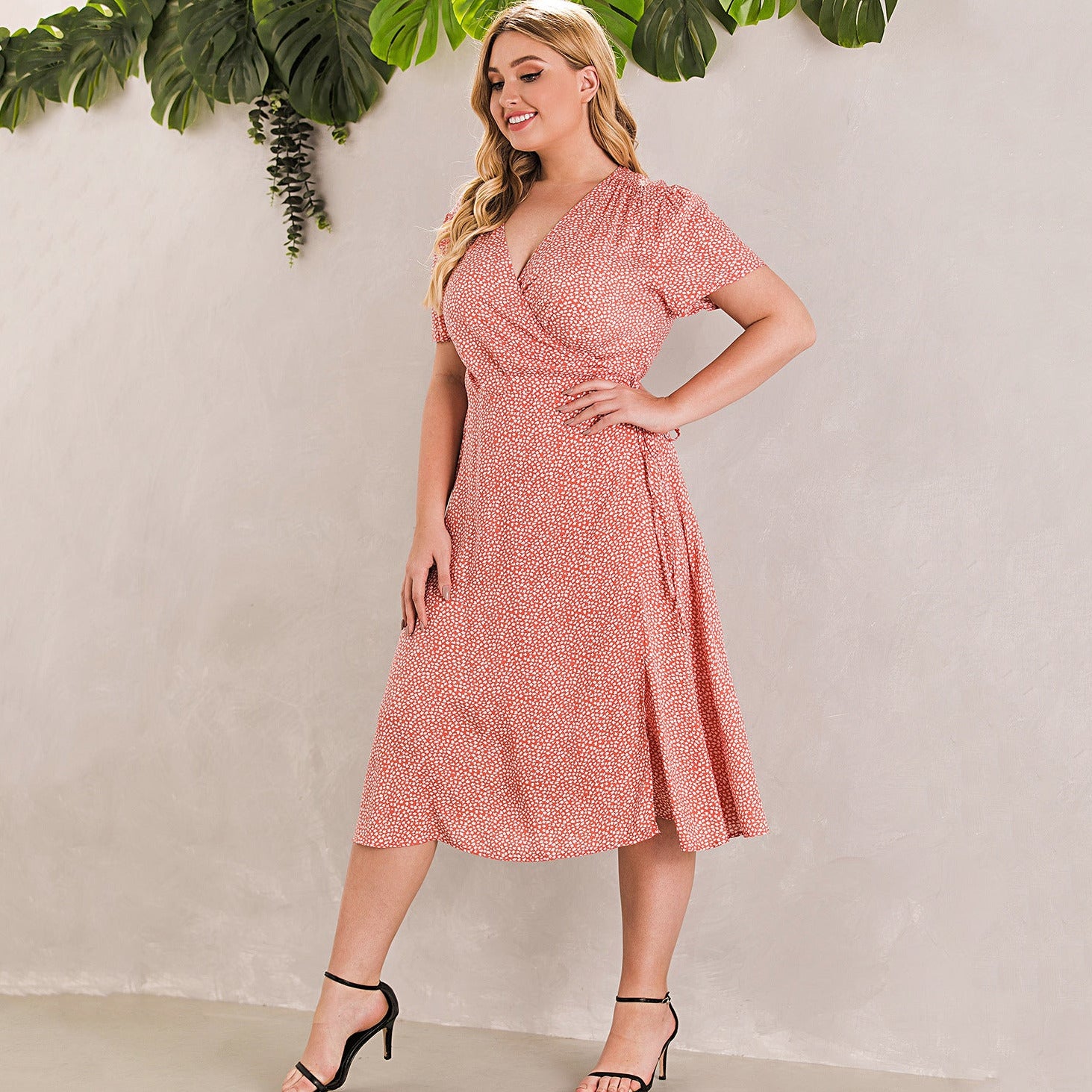 Sukienka plus size wiązana w pasie